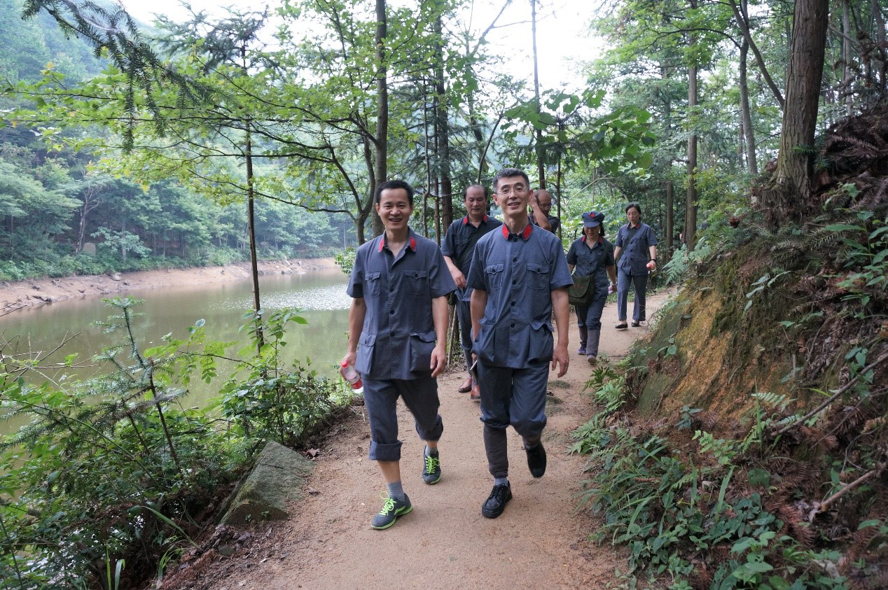 久久萦绕于学员心中,学员们坚信,当人们重新追忆大别山"红田"这块红土